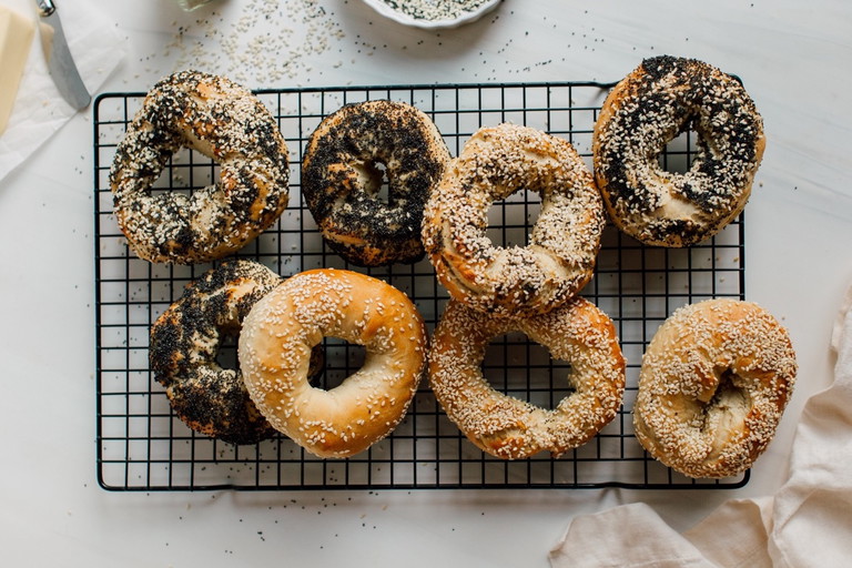 Traditionelle Montreal-Bagels, frisch aus dem Holzofen und mit Mohn- oder Sesamsamen bestreut.