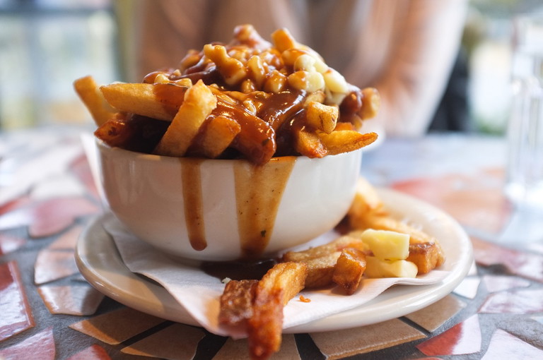 Poutine – traditionell aus Quebec, mit Pommes frites, Käsebruch und Bratensoße.