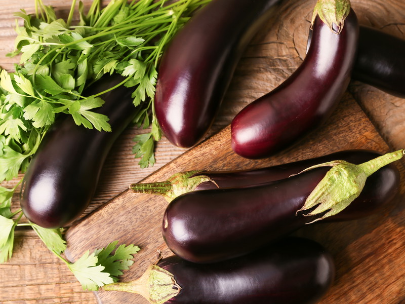 Scheibchenweise: Für die meisten Gerichte wird die Aubergine aufgeschnitten – und kräftig entwässert. Immerhin besteht sie zu 93 Prozent aus Wasser.