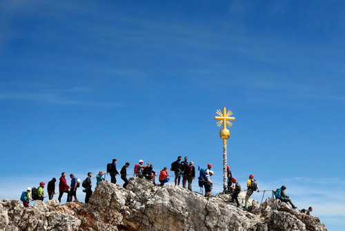 Auf die Zugspitze, Deutschlands höchsten Gipfel, führen gleich mehrere Seilbahnen. Entsprechend groß ist der Touristenandrang.