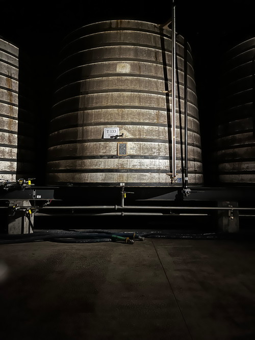 Eines der großen »Blending Vats« von Rémy Martin. Hier werden die verschiedenen Cognacs sowohl zur weiteren Reifung, als auch vor der Abfüllung miteinander vermählt. 