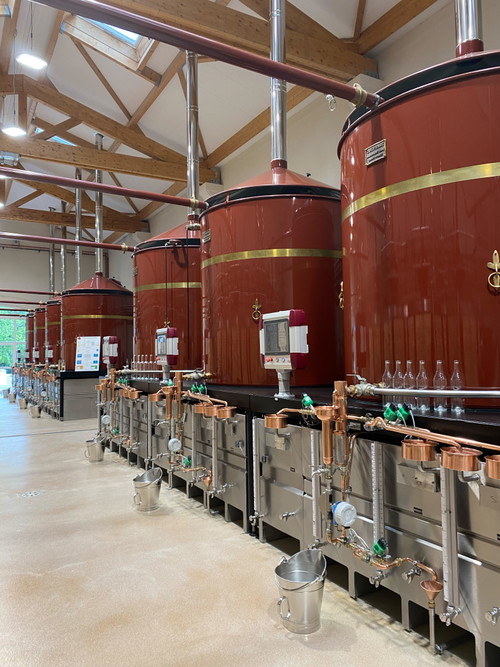 Blick in die Brennerei von Rémy Martin in Juillac-le-Coq. Hier werden jedoch nur die Weine aus den eigenen Weinbergen verarbeitet. Die über 800 Vertragswinzer liefern fertiges Destillat.