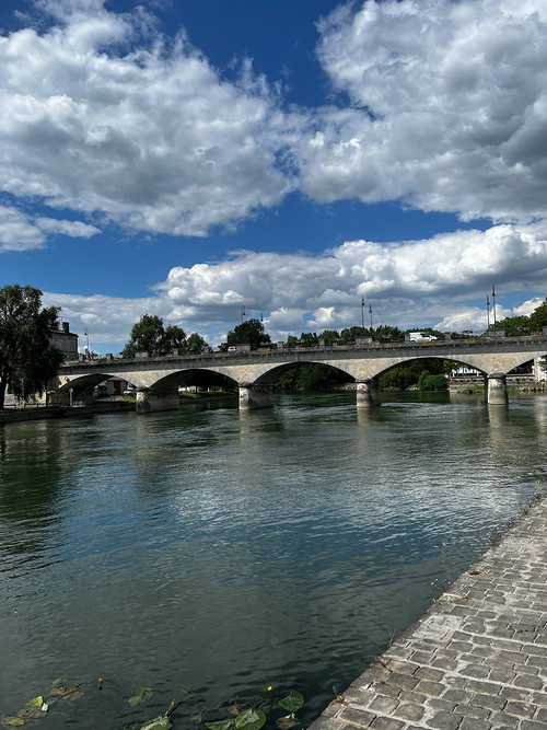 Die Alte Brücke »Pont Neuf« führt über die Charente direkt in das alte Stadtzentrum von Cognac.