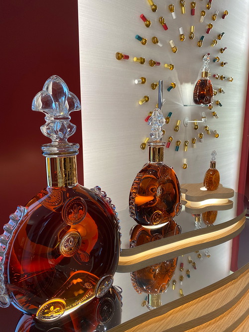 Eine eigenen Marke unter dem Dach von Rémy Martin und das absloute Luxus-Flaggschiff des Hauses bildet  »Louis XIII«, der im neuen »House of Rémy Martin« im Herzen der Stadt Cognac eine eigene Experience-Lounge bekommen hat.