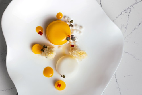 In Peter Brunels gleichnamigem Restaurant können Gäste zwischen einem À-la-carte-Menü und Degustationsmenüs wählen. Sie alle teilen die Philosophie des Experimentierens und die Besinnung auf hochwertige Rohstoffe.