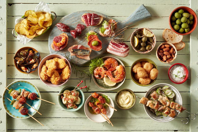 Tapas gibt es bei »Austrian Tapas – Foodtruck &amp; Catering«.