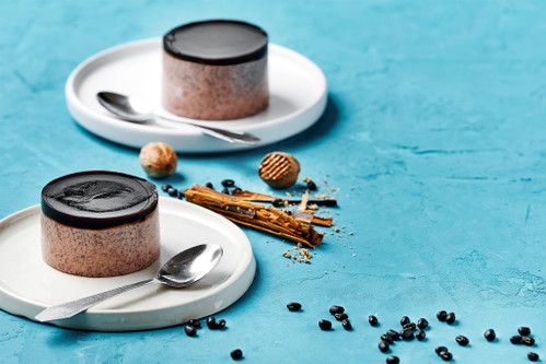 Schwarze Bohnencreme mit Kaffeegelee von Aris Guzman.  