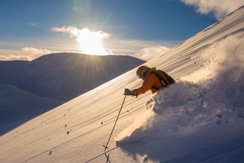 Heliskiing bietet ein einsames Tiefschneevergnügen, provoziert aber auch Kritik von Umweltschützern.