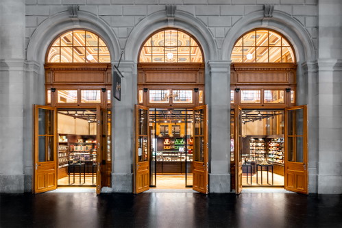 Die Confiserie Sprüngli hat ihre neue, repräsentative Filiale in den eindrücklichen Räumlichkeiten des Südtrakts bereits bezogen.