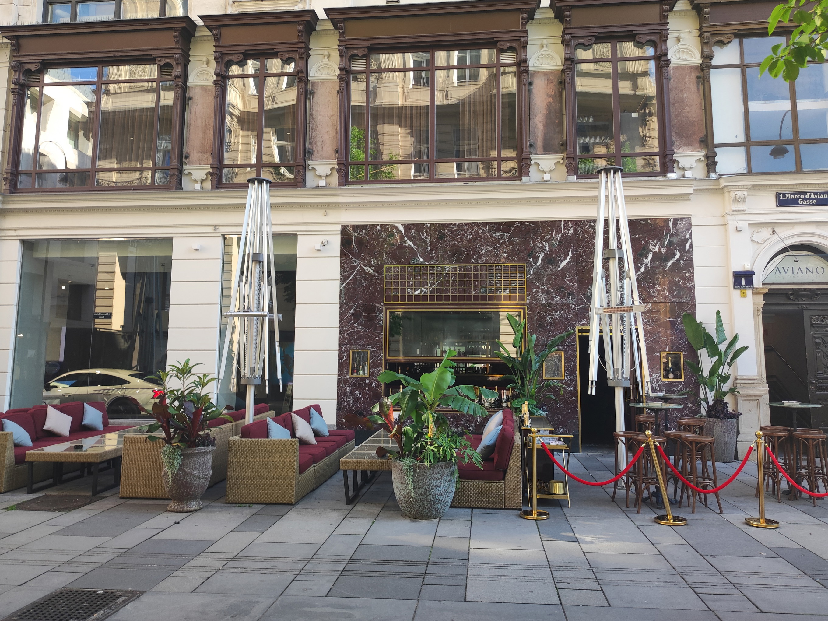 Die ehemalige »Roberto Bar« am Neuen Markt hat als »Reiss Bar» wieder geöffnet.