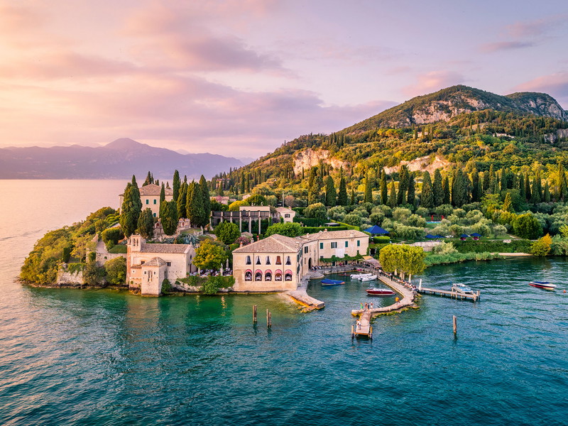 Die Halbinsel Punta San Vigilio zählt mit  der gleichnamigen Kirche aus dem 13. Jahrhundert und dem pittoresken Hafen zu den schönsten Orten am Gardasee. 