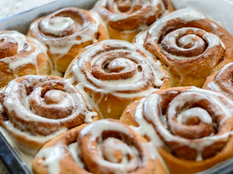 Bald kann man Eiscreme mit teigigen Zimtschnecken-Stückchen probieren