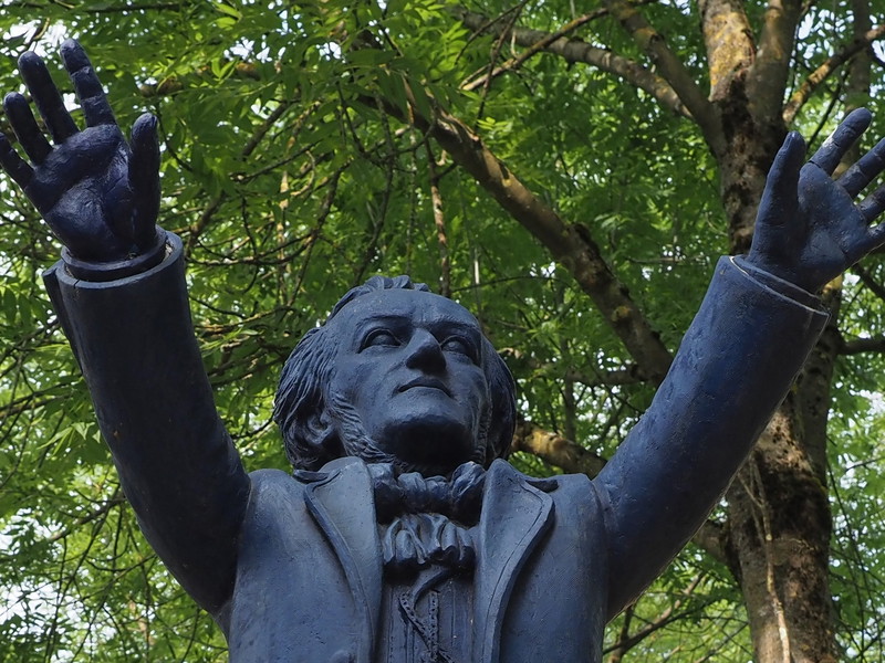 Der Konzeptkünstler Ottmar Hörl ließ mit 500 Wagnerfiguren anlässlich der Feierlichkeiten zum 200. Geburtstag von Richard Wagner den Stadtraum Bayreuth »dirigieren«.