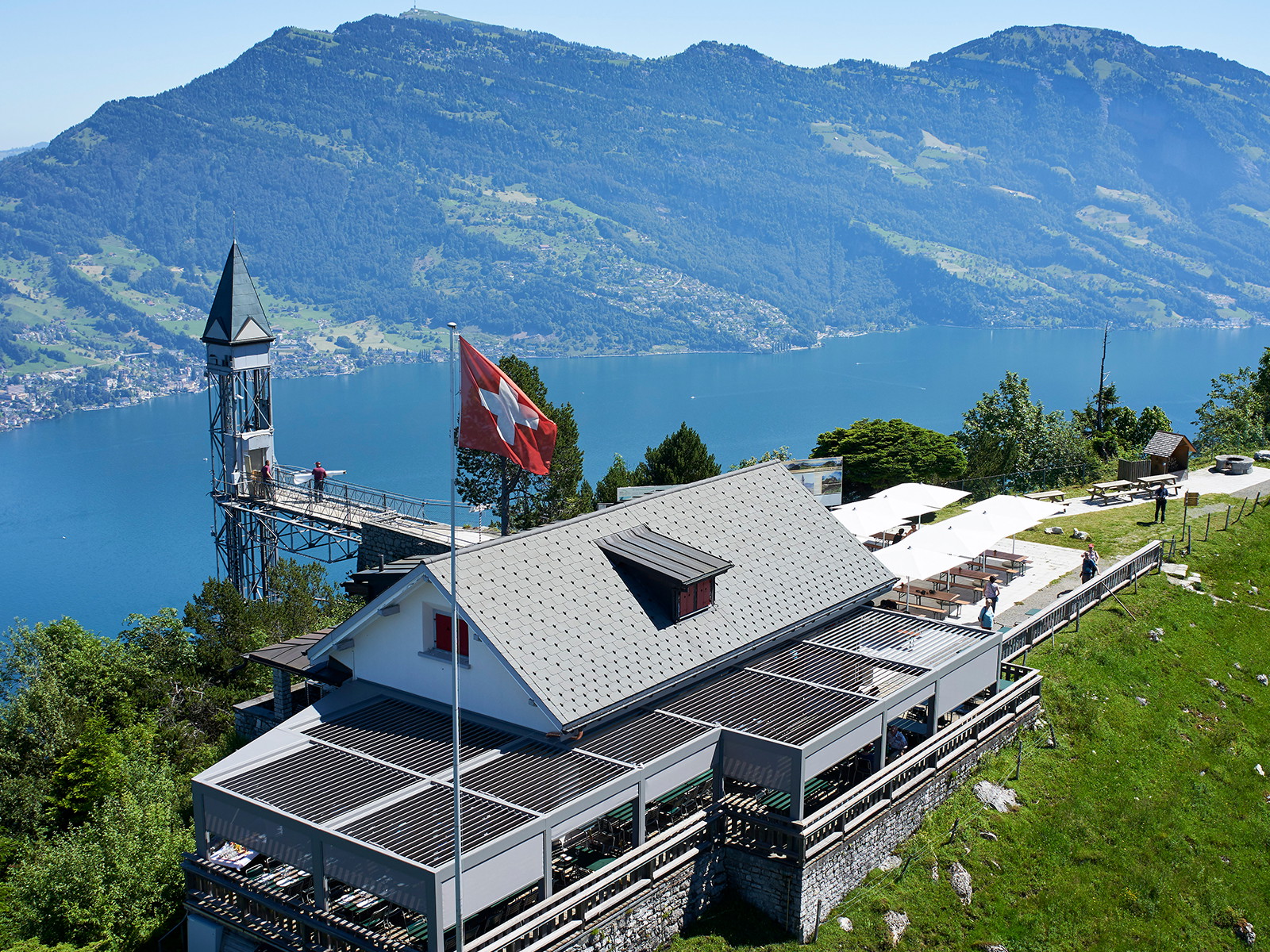 Das neue «Bärgbeizli Hammetschwand» erreicht man mit dem höchsten Freiluft-Aufzug Europas.