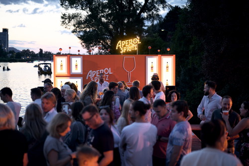 Das Lichterfest bietet viele Programm-Highlights, wie eine Aperol Bar und einen DJ.