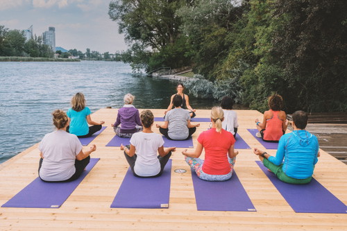 Jede Woche findet freitags, samstags und sonntags eine Yoga-Einheit am Bootshaus-Steg statt.