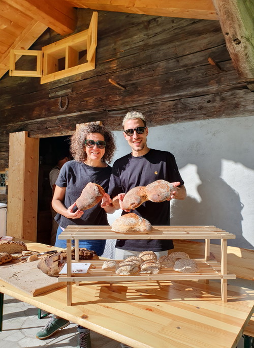 In ihrer Mikrobäckerei in Zürich Nord backt Sarah Asseel von «Freja» ein kleines, wöchentlich wechselndes Angebot an Sauerteigbroten. Sie verwendet dafür nur die besten Zutaten.