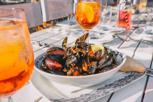 Mediterraner Klassiker – Miesmuscheln direkt vom Grill am Steg.