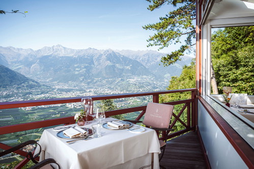 Hoch über Meran thront das »Castel Fragsburg«. Das Fünf-Sterne-Hotel punktet mit ­Gourmetküche, Wellness und vor ­allem mit seinem herrlichen Bergpanorama. 