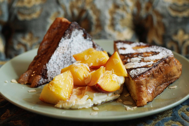 Brioche French Toast mit Zitronenmascarpone, geröstete Mandeln und frischem Obst.