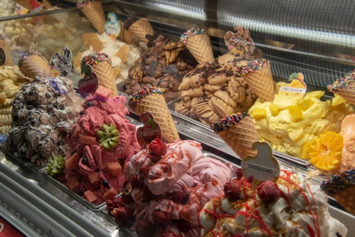 Im Gegensatz dazu können hochtürmende Gelato-Portionen ein Hinweis auf den Einsatz von Konservierungsstoffen und Zusatzstoffen sein.