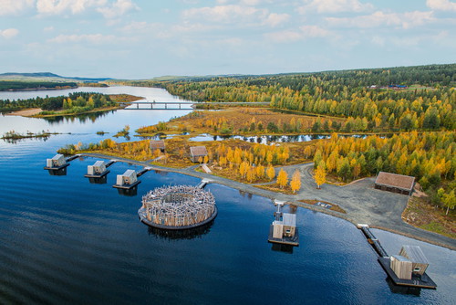 Das »Arctic Bath« vereint außergewöhnliche Architektur mit einem arktischem Badeerlebnis. Abends gibt es ein Verkostungsmenü mit regionaltypischen Gerichten.