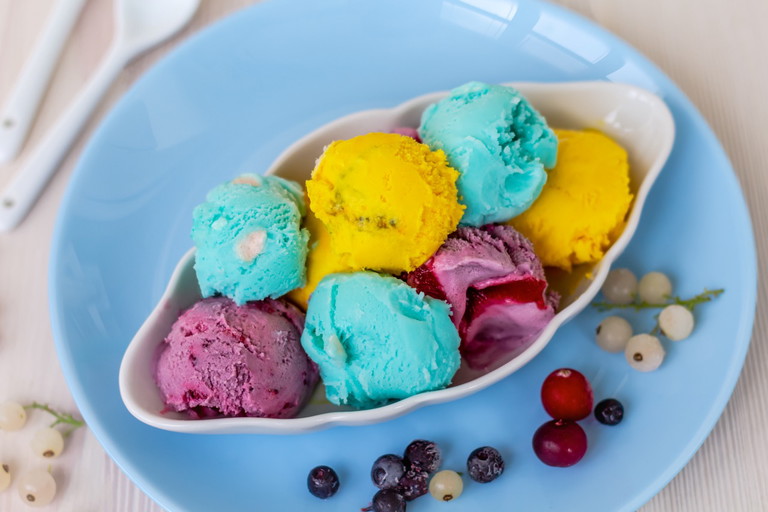 Bei unnatürlich bunten Farben sollte man skeptisch werden – echte Gelato-Sorten haben natürliche und dezente Farbtöne.