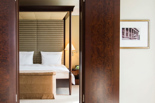 Zeitlose, klassische Eleganz zeichnet die Zimmer und Suiten des »Adlon« aus. 