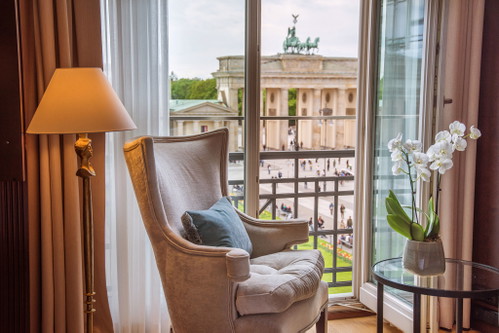  In einigen Suiten hat man auch den begehrten Ausblick auf das Brandenburger Tor.