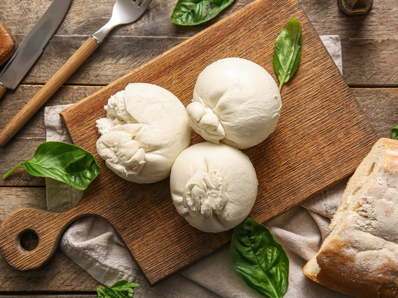 Burrata: Der cremige Schatz aus Apulien – von traditionellen Ursprüngen bis hin zur weltweiten Delikatesse.
