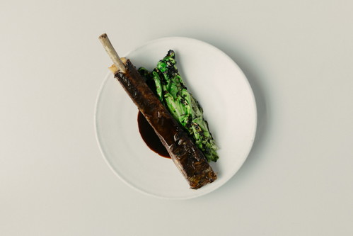 Außergewöhnliche Regionalküche: Wildschweinbraten mit Rotkohl.