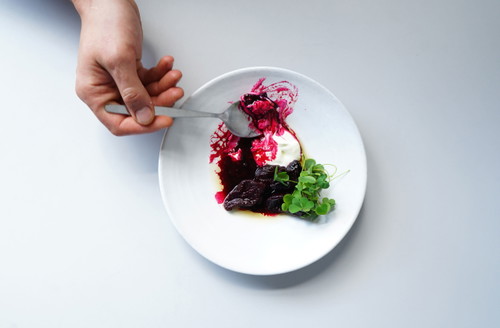 Einer der »Otto«-Klassiker: Rote Beete mit einer Vinaigrette aus brauner Butter und selbstgemachtem Labneh.