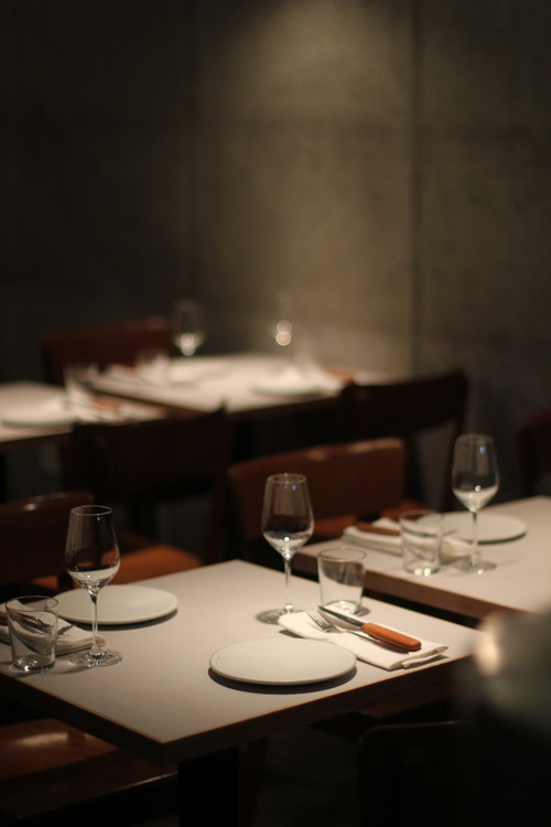 Im Inneren des Restaurants besticht ein modern-brutalistisches Design.