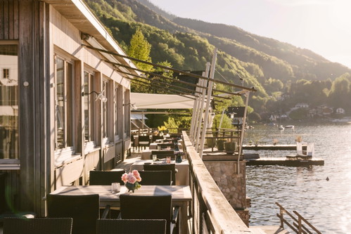 Das »Bootshaus« von Lukas Nagl am Traunsee bietet das volle Genussmenü: Die Blicke auf See und Teller garantieren Sinnesfreuden und Seelenfrieden.