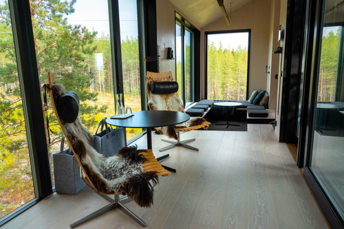 Dass Weltstars in Nordschweden im Baumhaus übernachten, hätte sich vor 15 Jahren wohl niemand vorstellen können. Und doch: Das »Tree Hotel« mit seinen komfortablen Suiten hat sich als Sensation entpuppt. Im Kreis: Stärkung im dazugehörigen – wortwörtlich bodenständigen – Gasthaus (»The Guesthouse«).