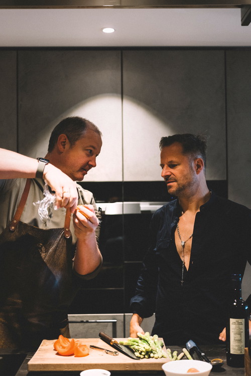 Meister und Küchenlehrling. Andreas Döllerer und Philipp Hochmair, konzentriert im Kochmodus.