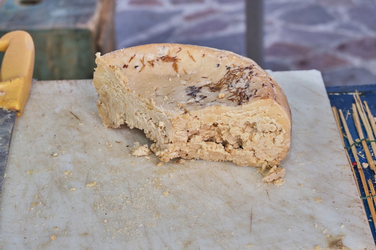 Casu Marzu, der sardische Käse mit lebenden Larven, ist für seinen intensiven und pikanten Geschmack bekannt. Eine echte Herausforderung für den Gaumen.