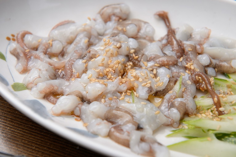 Sannakji, lebendiger Oktopus in Stücke geschnitten, bewegt sich noch beim Verzehr. Ein aufregendes kulinarisches Erlebnis in Südkorea.