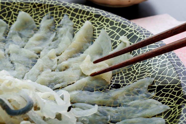 Fugu, der giftige Kugelfisch, ist eine begehrte Delikatesse in Japan. Nur speziell ausgebildete Köche dürfen diesen Fisch zubereiten.