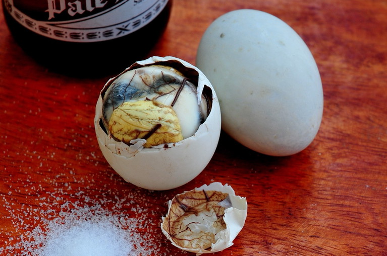 Balut, ein befruchtetes Entenei, ist ein beliebter philippinischer Straßensnack. Es bietet ein außergewöhnliches Texturerlebnis mit festem Eigelb und Embryo.