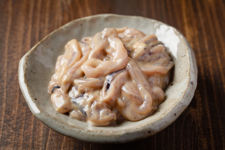 Shiokara, fermentierte Innereien von Meeresfrüchten, hat einen intensiven, salzigen Geschmack. Ein kleiner, aber kräftiger Snack zu alkoholischen Getränken.