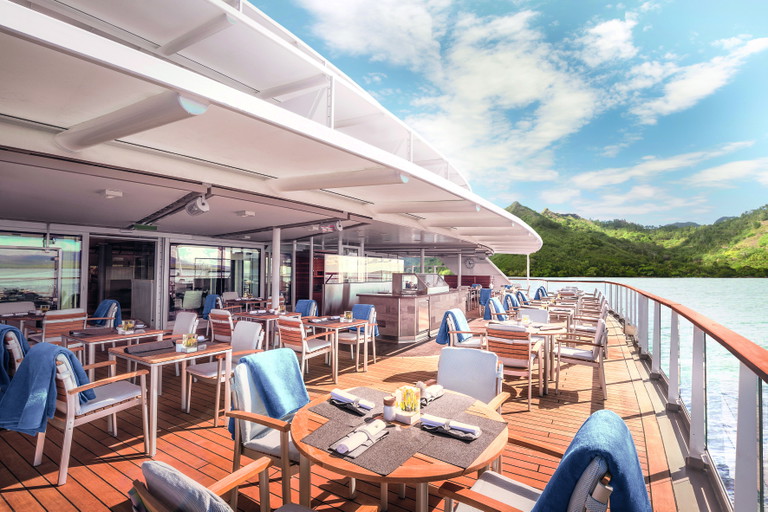 Kulinarische Entdeckungsreise: Im »Lido Restaurant« auf der »Hanseatic Spirit« genießt man Gourmetküche zusammen mit atemberaubenden Landschaftspanoramen.