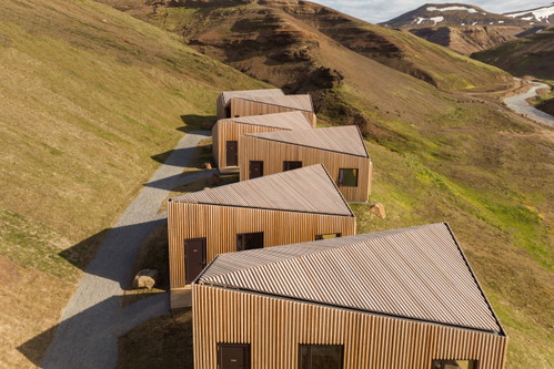 Moderne Architektur in schroffer Umgebung bei »Highland Base«. Im Kreis: Erntezeit auf dem Hof »Móðir Jörð« in Vallanes.