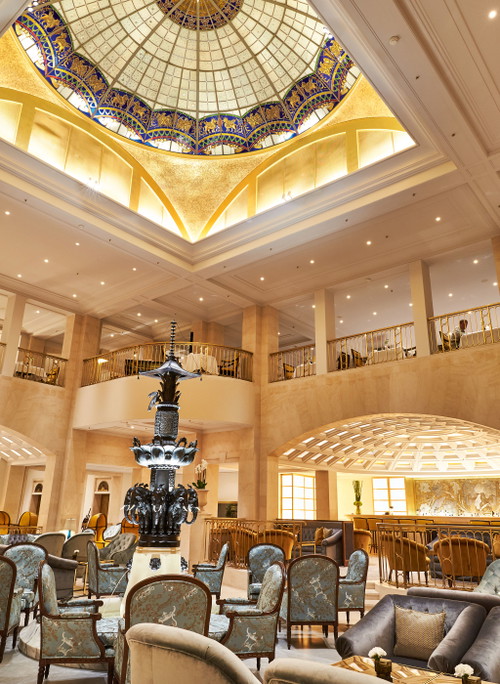 Sehen und gesehen werden unter der Kuppel und um den berühmten Elefantenbrunnen in der Lobby. 