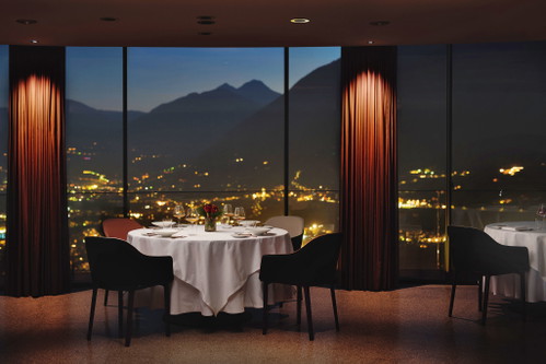 Vor beeindruckendem Panorama wird das Dinner im mit zwei Michelin-Sternen ausgezeichneten »Castel Fine Dining«  zum Erlebnis.