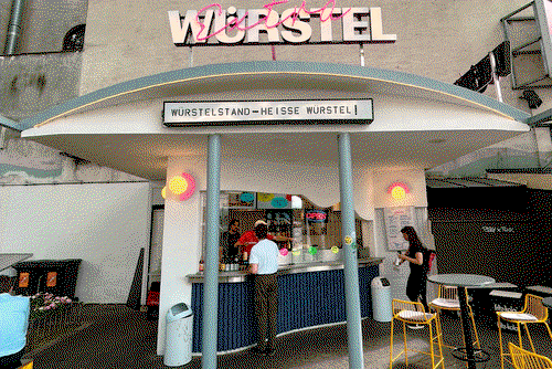 »Extra Würstel«.
