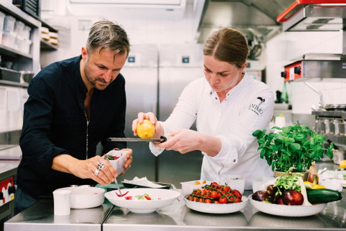 Für Philipp Hochmair sind Zitronen in der Küche ganz wichtig. Das passt gut zum Brotsalat, den er gemeinsam mit Lizzy Aigner fabriziert.