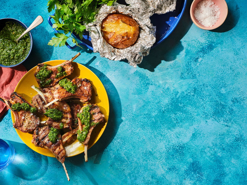 Lamb Chops mit Chimichurri und Gluterdäpfeln