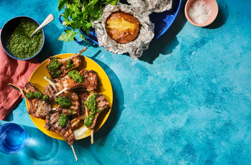 Lamb Chops mit Chimichurri und Gluterdäpfeln