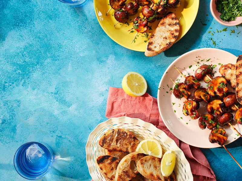 Pilz-Souvlaki mit BBQ-Balsamico-Sauce und gegrilltem Brot